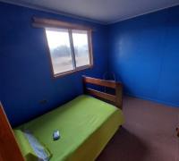 Dormitorio individual alfombrado con ventanas termopanel