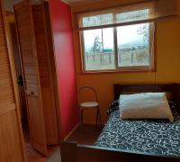 Dormitorio individual con biombo separador ventanas termopanel