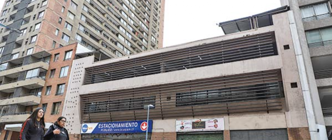 Ahora un edificio de estacionamientos del centro de Santiago podría ser transformado en habitacional