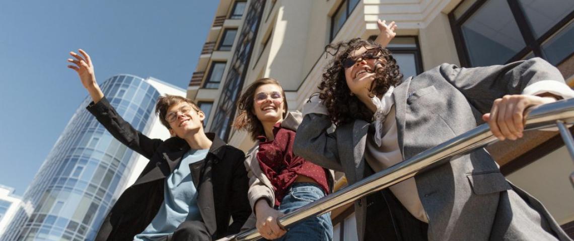 Generación Z vuelven al mercado inmobiliario: Ventas crecen 13% y cambian el mapa de la RM