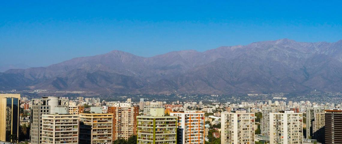 Mercado inmobiliario avanzó solo 0,9% en 2025 mientras comunas medias y regiones ganan terreno frente a sectores tradicionales