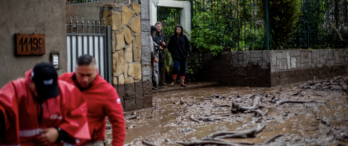 Terremotos, aluviones y letra chica: ¿Qué cubre realmente el seguro de hogar ante emergencias climáticas en Chile?