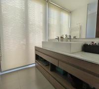 Baño dormitorio en suite con ventana