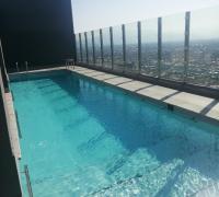 Piscina con vista panorámica de la ciudad