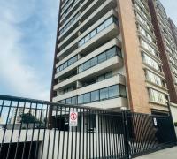 Costado lateral izquierdo del edificio y entrada estacionamiento