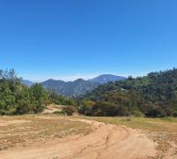 Terreno relativamente plano en loteo con construcciones armónicas con el paisaje, Al fonde a la derecha cerro El Peñón donde se ve el conocido peñasco con la cara del indio. 