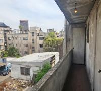 Gran pasillo o terraza por atrás del Edificio