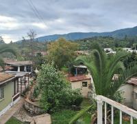 vista bajando desde el quincho, piscina y juegos infantiles