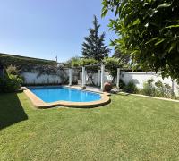 Hermoso jardín con arboles frutales y piscina