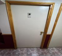 Puerto de acceso a baño de varones