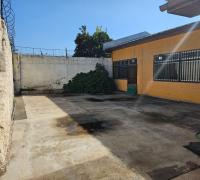 Sector de estacionamientos desde el portón de acceso