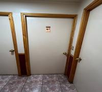 Puerto de acceso a baño de mujeres