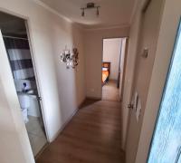 Pasillo que conecta dormitorios y baño
