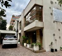 Fachada, estacionamiento
