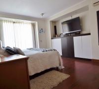 Dormitorio en suite con muebles empotrados 
