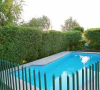 Piscina con reja 