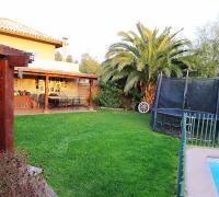 Jardín amplio con piscina