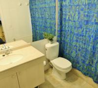Baño dormitorios segundo piso con ventilación natural 