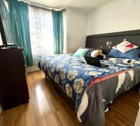 Dormitorio principal grande y cómodo, bien iluminado. 