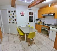 Cocina amplia e iluminada
