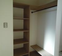 dormitorio principal en suite con walking closet