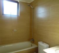 dormitorio en suite con wolking closet