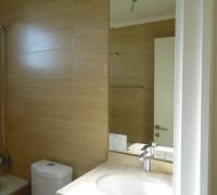 dormitorio en suite con wolking closet