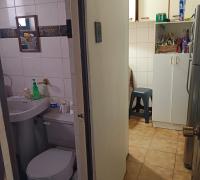 baño lado de sala de estar