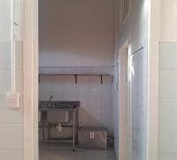Cuenta con baños de personal