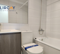 baño con cerámica en piso y paredes