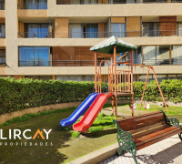 patio interior con juego para niños