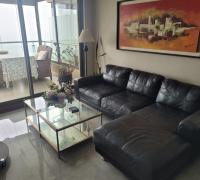 Sala de Living incluye Sillón 3 Cuerpos Seccional cuero, mesa de centro de vidrio, mesa de arrimo, televisor 32" con tv cable 