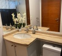 Baños con cubierta de marmol y tina de baño