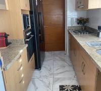 Sala de cocina full equipada  incluye horno electrico, microondas, refrigerador moderno doble puerta,