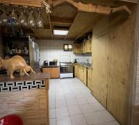 Amplia cocina con espacio para un pequeño bar