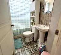 1 Baño completo con luz y ventilación natural