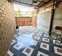 patio lateral muy amplio. Cuenta con un departamento interior independiente, con su propio baño. Ideal para arrendarlo y tener un ingreso extra. (Actualmente se arrienda en $250.000)