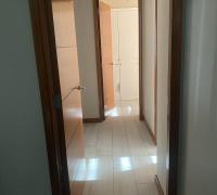 Pasillo independiente al living comedor que conduce a los dormitorios y baños