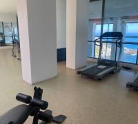 Gimnasio con vista al mar