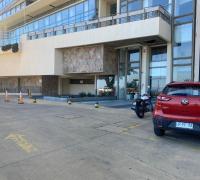 Estacionamiento de visitas en exterior con sistema de cámaras de vigilancia 24 hrs.