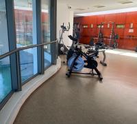 Gimnasio con vista al mar
