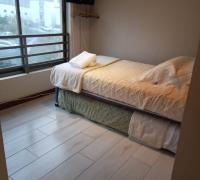 Dormitorio con cama nido con dos camas de 1 plaza, closet con vista a las dunas