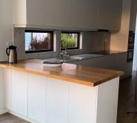 cocina totalmente amoblada, varias repisas, equipada con horno y encimera eléctricos
