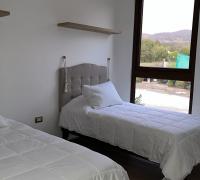 segundo dormitorio con dos camas, clóset.