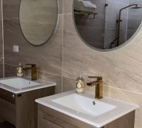 los dos dormitorios comparten un baño con dos lavamanos y ducha