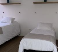 tercer dormitorio también con dos camas y clóset