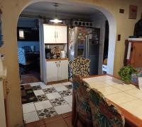 Cocina con conexión a comedor 