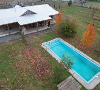 Parcela con casa y piscina