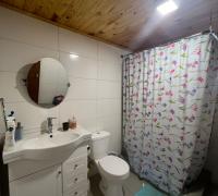 dos baños, con cerámicas en pisos y paredes