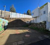 Entrada de autos y al costado frontis de la casa 